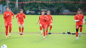 Các cầu thủ U20 nữ Việt Nam hứng khởi trong buổi tập luyện chiều 23/7. (Ảnh: VFF)