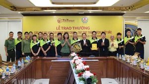 Đại diện T&T Group và Hiệp hội thể thao Công an nhân dân Việt Nam trao thưởng cho các huấn luyện viên, vận động viên. 