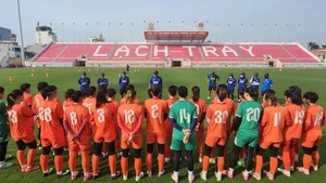 Các thành viên đội tuyển nữ Việt Nam tập luyện trên Sân vận động Lạch Tray. (Ảnh: VFF)