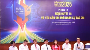 Các diễn giả tham dự phiên thảo luận. (Ảnh: QUANG HÙNG)