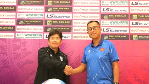 Huấn luyện viên trưởng đội tuyển U19 nữ Việt Nam Okiyama Masahiko (phải) và huấn luyện viên của U19 nữ Thái Lan Nuengrutai Srathongvian tại buổi họp báo. (Ảnh: VFF)