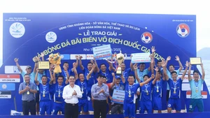 Khánh Hòa nâng chiếc cúp vô địch Giải bóng đá bãi biển vô địch quốc gia 2025. (Ảnh: VFF)