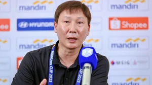 Huấn luyện viên Kim Sang Sik phát biểu tại buổi họp báo. (Ảnh: VFF)