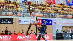Timothy Simmons hoàn tất pha lên rổ phản công ghi điểm cho Danang Dragons. (Ảnh: VBA)