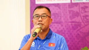 Huấn luyện viên trưởng đội tuyển U19 nữ Việt Nam Okiyama Masahiko phát biểu tại buổi họp báo. (Ảnh: Tô An)