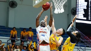 Tamyrik Fields dứt điểm cận rổ dưới áp lực của các cầu thủ Nha Trang Dolphins. (Ảnh: VBA)