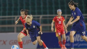 U19 nữ Việt Nam (áo đỏ) thua trận trước U19 nữ Thái Lan trong trận chung kết. (Ảnh: VFF)