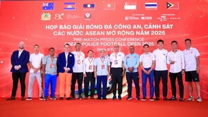 Đại diện các đội bóng tham dự giải đấu.
