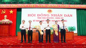 Các đồng chí Thường trực Tỉnh ủy tặng hoa chúc mừng đồng chí Bùi Văn Lương và đồng chí Hoàng Thu Trang.