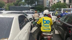 Chiều 27/6, các phương tiện "chôn chân" tại khu vực vòng xoay Công trường Mê Linh, Quận 1. (Ảnh: QUÝ HIỀN)