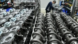 Công nhân làm việc trong phân xưởng sản xuất phụ tùng ô-tô Turbo ở huyện Hà Giản, tỉnh Hà Bắc, Trung Quốc. (Ảnh: THX/TTXVN)