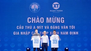Hai tân binh Đặng Văn Tới (trái) và A Mít chính thức gia nhập Thép Xanh Nam Định. (Ảnh: TXNĐ)