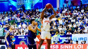 Karachi Edo càn quét khu vực cận rổ City Wings. (Ảnh: VBA)