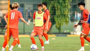 Tiền vệ trẻ Lê Văn Thuận tập luyện cùng các đồng đội U22 Việt Nam. (Ảnh: VFF)