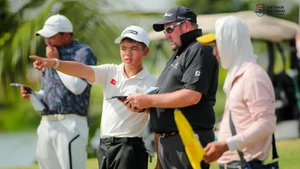 Các thành viên đội tuyển golf Việt Nam nhận được sự hướng dẫn của huấn luyện viên nước ngoài. 