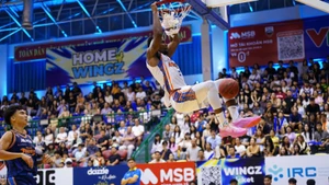 Hassan Thomas úp rổ ghi điểm cho Hanoi Buffaloes. (Ảnh: VBA)