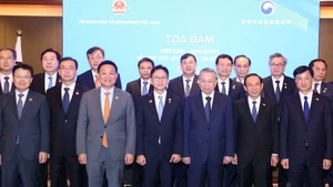Tổng Bí thư Tô Lâm và các đại biểu dự Tọa đàm về hợp tác khoa học công nghệ Việt Nam-Hàn Quốc. (Ảnh: Thống Nhất/TTXVN)