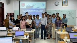 Phó Giáo sư, Tiến sĩ Lưu Quốc Đạt (thứ 8, từ phải sang trái), Trưởng nhóm Nghiên cứu mạnh trong buổi chia sẻ về mô hình ra quyết định đa tiêu chuẩn trong kinh tế và quản trị. 