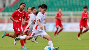 U19 nữ Việt Nam (áo trắng) thi đấu áp đảo U19 nữ Lào. (Ảnh: VFF)