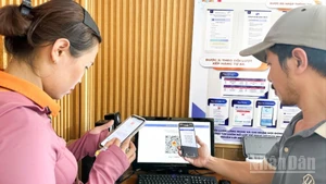 Người dân quét mã QR Code để lấy số thứ tự tại Trung tâm phục vụ hành chính công phường Hòa Xuân, thành phố Đà Nẵng. (Ảnh: ANH ĐÀO)