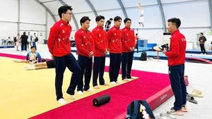 Đội tuyển thể dục dụng cụ Việt Nam trong buổi tập làm quen với sàn đấu nơi diễn ra giải thể dục dụng cụ vô địch châu Á 2025. (Ảnh: MS)