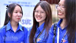 Tình nguyện viên của thành phố Hà Nội có mặt từ sáng sớm tại các điểm thi.