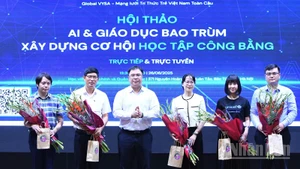 Ban tổ chức tặng hoa các diễn giả và đại diện các đơn vị liên quan của Hội thảo.