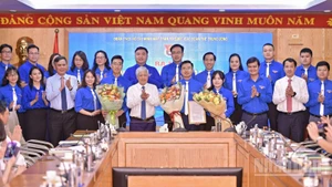 Các đồng chí Đỗ Văn Chiến, Bùi Quang Huy (thứ 6 và 9 từ trái sang, hàng đầu) và đại diện các đơn vị liên quan tặng hoa chúc mừng Ban Chấp hành Đoàn Thanh niên Mặt trận Tổ quốc, các đoàn thể Trung ương giai đoạn 2025-2027.