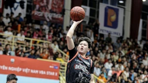 Ngoại binh Mông Cổ Ganbat Chinbold tỏa sáng mang về chiến thắng cho Danang Dragons. (Ảnh: VBA)