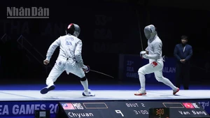 Nguyễn Xuân Lợi, Nguyễn Văn Quyết, Lê Văn Bang, Phan Ánh Dương giành Huy chương Vàng nội dung đồng đội nam môn kiếm chém sau khi vượt qua đối thủ đến từ Malaysia. (Ảnh: HOÀNG MINH)