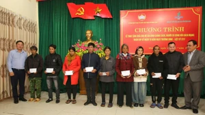 Chủ tịch HĐQT BSR Bùi Ngọc Dương (ngoài cùng bên trái) trao quà tri ân cho các thương bệnh binh, gia đình chính sách tại xã Măng Đen.