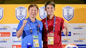 Huấn luyện viên Kim Sang Sik và thủ thành Nguyễn Trung Kiên tại buổi họp báo trước trận gặp U23 Philippines tại bán kết. (Ảnh: VFF)
