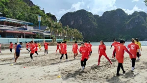 Các thành viên đội tuyển nữ Việt Nam tập luyện trên bãi biển. (Ảnh: VFF)