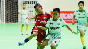 Các cầu thủ nhí tranh tài vô cùng kịch tính. 