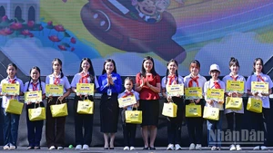 Bí thư Trung ương Đoàn, Chủ tịch Hội đồng Đội Trung ương Nguyễn Phạm Duy Trang (thứ 5 từ trái sang) cùng đại diện Ban tổ chức Ngày hội trao học bổng tặng thiếu nhi vượt khó học tốt.