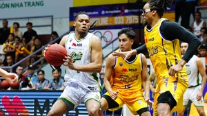 Chủ lực Malek Green bị vây ráp bởi các cầu thủ Nha Trang Dolphins. (Ảnh: VBA)