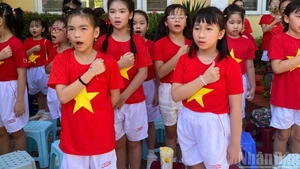 Trường phổ thông cơ sở Nguyễn Đình Chiểu (Hà Nội) thực hiện nghi lễ Chào cờ, hát Quốc ca trong lễ khai giảng sáng 5/9