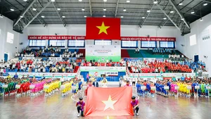 Các đội bóng cùng các thành phần tham dự Lễ khai mạc thực hiện nghi thức chào cờ. 