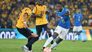 Ecuador (áo vàng) thi đấu bản lĩnh trước đội bóng mạnh Brazil. (Ảnh: FIFA)