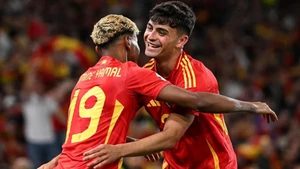 Pedri ăn mừng bàn thắng cùng Lamine Yamal. (Ảnh: UEFA)