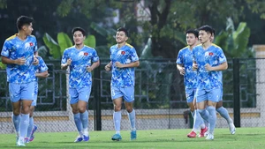 Nguyễn Ngọc Mỹ (thứ hai từ trái qua) tập luyện cùng các đồng đội U23 Việt Nam. (Ảnh: VFF)