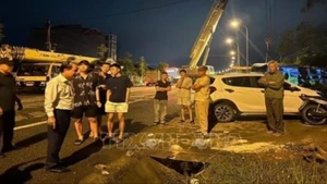 Lực lượng chức năng phường Sông Trí có mặt cứu nạn, bảo vệ hiện trường và điều tra làm rõ nguyên nhân vụ việc. (Ảnh: TTXVN)