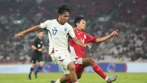 Chủ nhà U23 Indonesia (áo đỏ) tiến vào chung kết sau khi đánh bại U23 Thái Lan. (Ảnh: FAT)