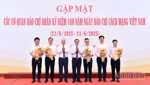 Đồng chí Đỗ Văn Chiến và đồng chí Lại Xuân Môn (thứ 3 và 4 từ trái sang) tặng hoa đại diện lãnh đạo các cơ quan báo chí tại chương trình.