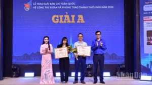 Các đồng chí Bùi Quang Huy, Ủy viên dự khuyết Trung ương Đảng, Bí thư thứ nhất Trung ương Đoàn; Nguyễn Phạm Duy Trang, Bí thư Trung ương Đoàn, Chủ tịch Hội đồng Đội Trung ương trao giải A tặng nhóm tác giả Báo Nhân Dân. 