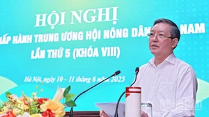 Chủ tịch Hội Nông dân Việt Nam Lương Quốc Đoàn điều hành hội nghị.