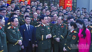 Đại tướng Phan Văn Giang trao đổi về phong trào "Tuổi trẻ sáng tạo" trong quân đội với các đại biểu bên lề chương trình.