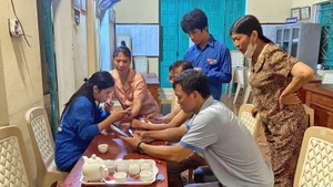 Đoàn viên, thanh niên tình nguyện "Bình dân học vụ số" hỗ trợ người dân.