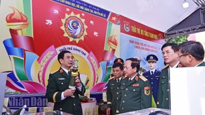 Đại tướng Phan Văn Giang, Ủy viên Bộ Chính trị, Bộ trưởng Quốc phòng tham quan khu vực triển lãm của Tổng cục Hậu cần-Kỹ thuật bên lề Lễ trao Giải thưởng "Tuổi trẻ sáng tạo trong quân đội" lần thứ 25.