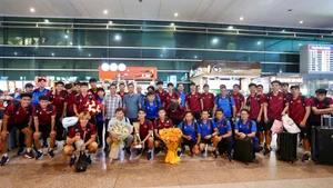 Đội tuyển U23 Việt Nam được chào đón tại sân bay Tân Sơn Nhất. (Ảnh: VFF)